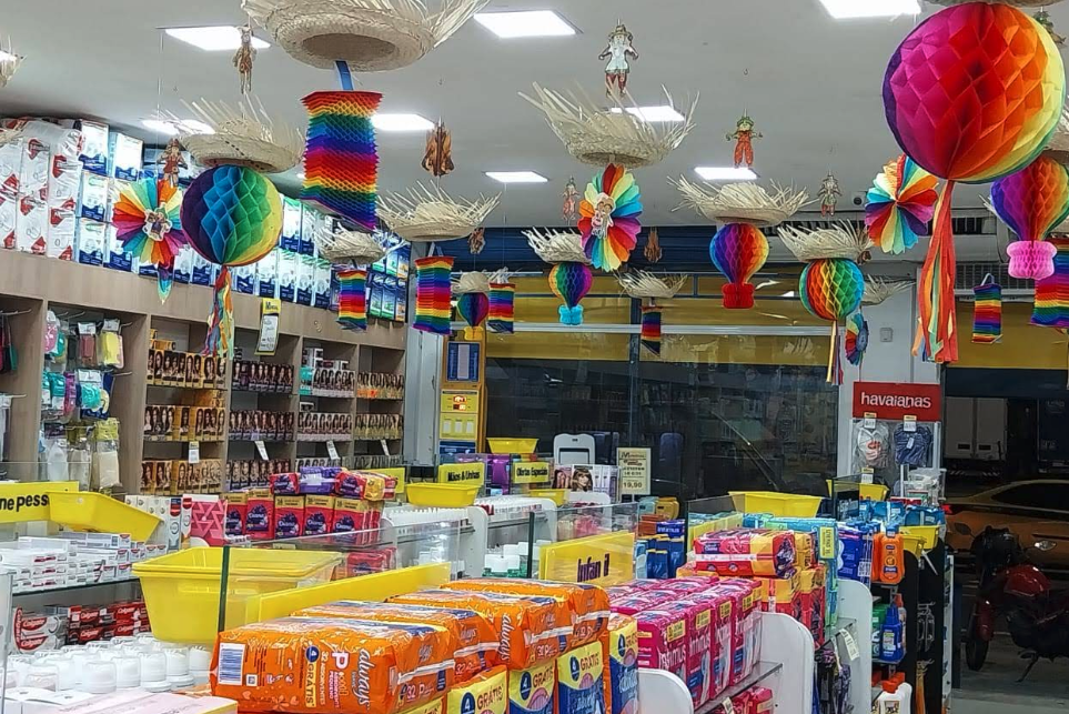 Farmacêutica atendendo cliente com atenção e cuidado